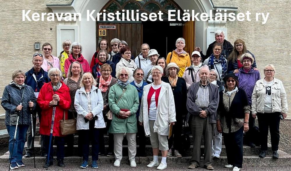 Keravan Kristilliset Eläkeläiset ry, kuvassa eläkeläisiä kirkon edessä
