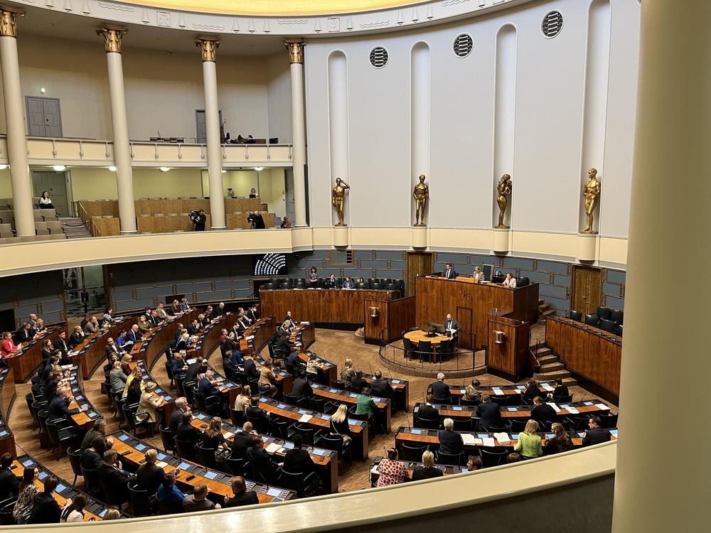 Kuva Eduskuntatalon pääsalista. 