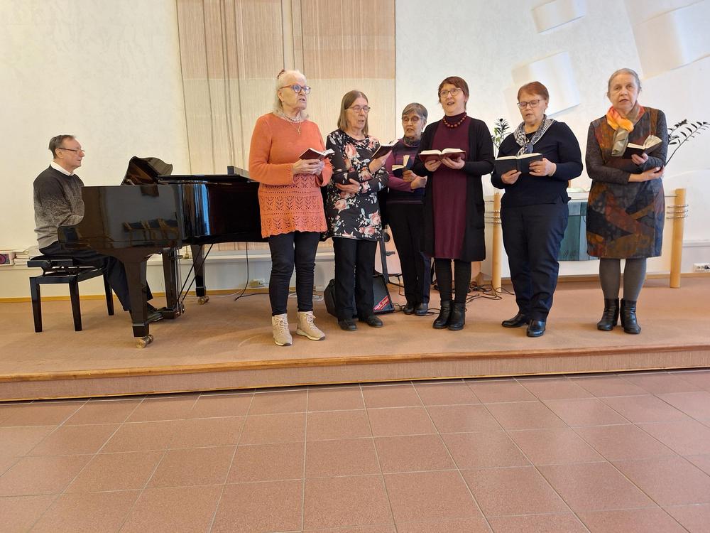 30 vuotis juhassa lauloi myös Helluntaiseurakunnan lauluryhmä säestäjänä Tapio Stenman