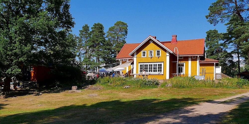 Kuvia on kaksi päällekkäin. Ylemmässä näkyy ilmasta otettu kuva Matinkylän edustan saaristosta. Yksi näistä saarista on Iso Vasikkasaari. Alemmassa kuvassa on vanha keltainen puurakennus, jossa toimii nykyään kesäravintola ja kahvila Gula Villan.