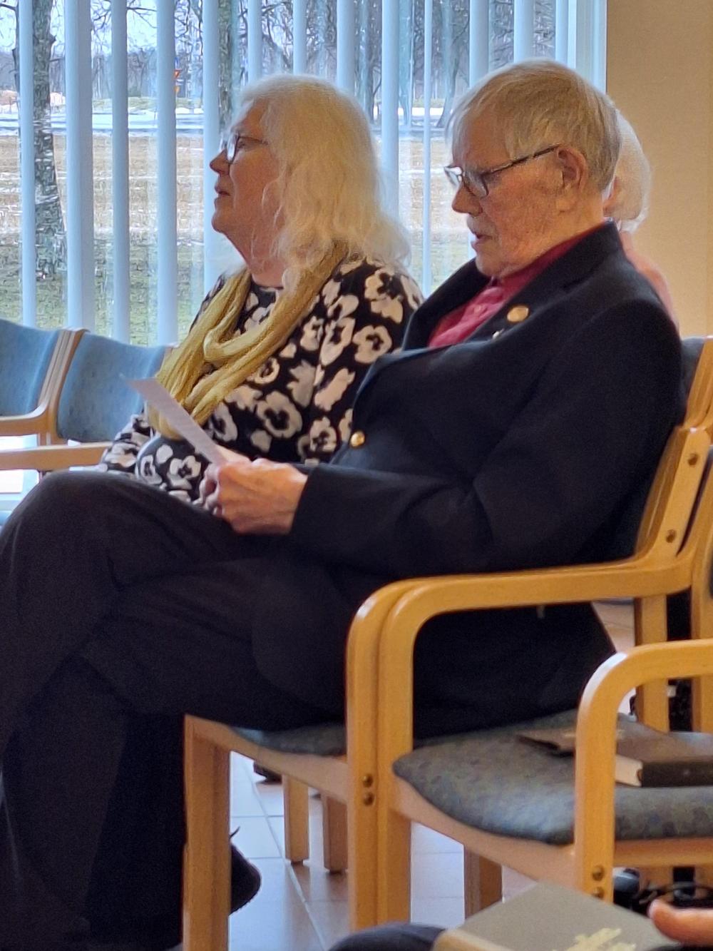 Yhdistyksen puheenjohta ja sihteeri istuvat 