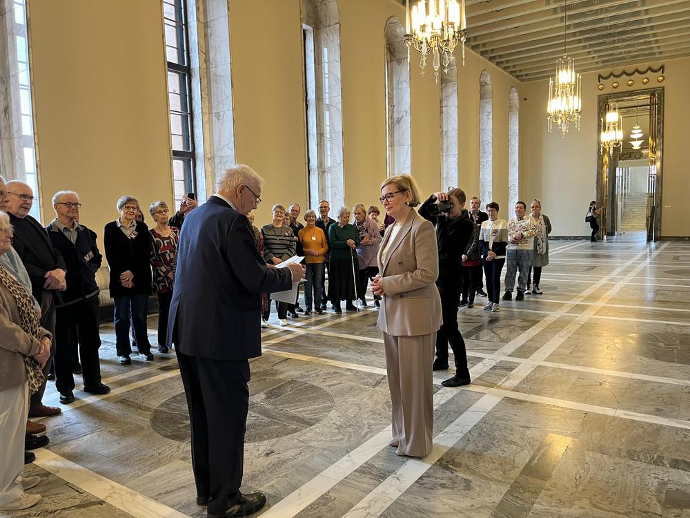 Esko Utriainen ja Paula Risikko valtiosalissa. Taustalla lahtelaisia. 