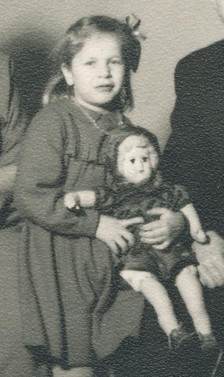 Mustavalkokuva 50-luvulta, jossa tyttö ja nukke