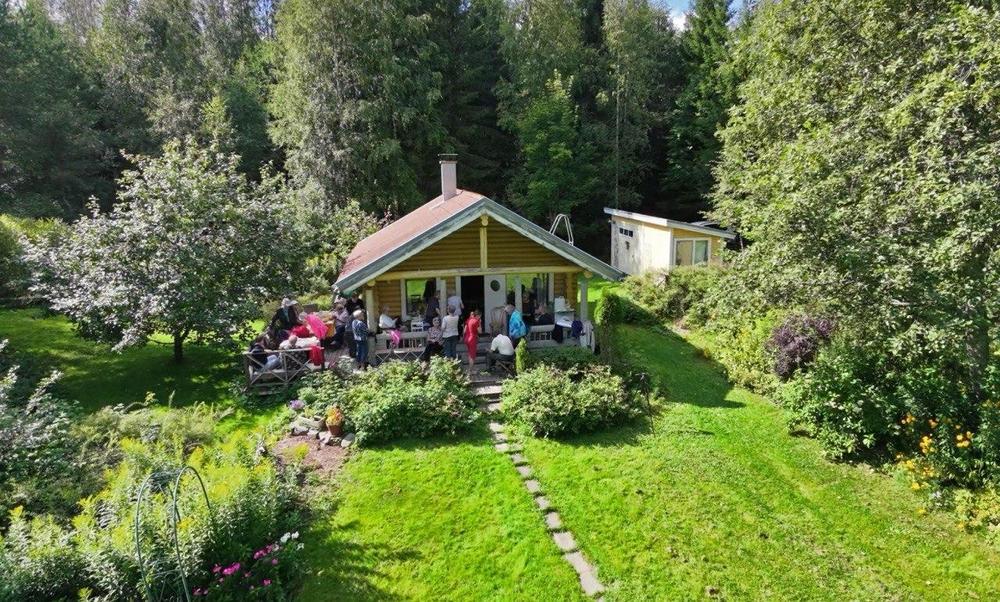 Kesäpäivän viettoa Sinikan mökillä. Kuva Terho Pelkonen
