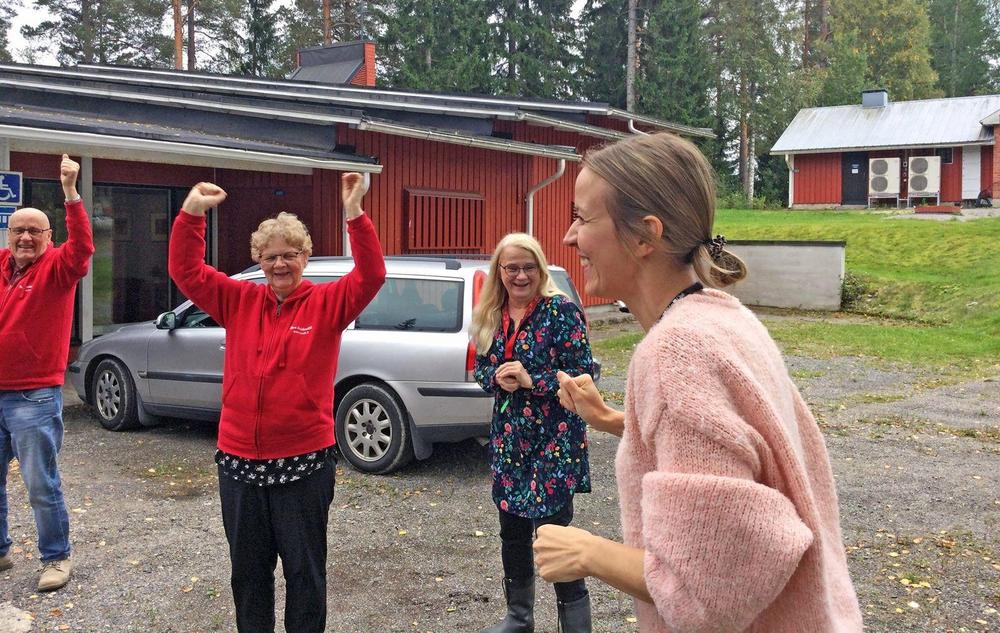 Neljä iloista ihmistä liikuntahetkessä ulkona