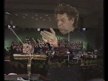 Mikis Theodorakis johtamassa Koiton Laulua ja orkesteria. Canto General Helsingin Kulttuuritalossa v. 1981.