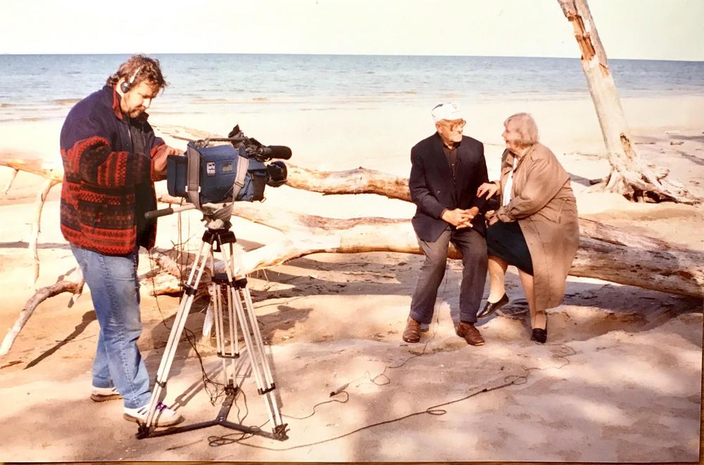 Kuvaaja Kari Ahola kuvaa Paulīne Kļaviņaa ja Viktor Bertholdia Liivinrannalla vuonna 1993. Kuva: Hannu Hyttinen.