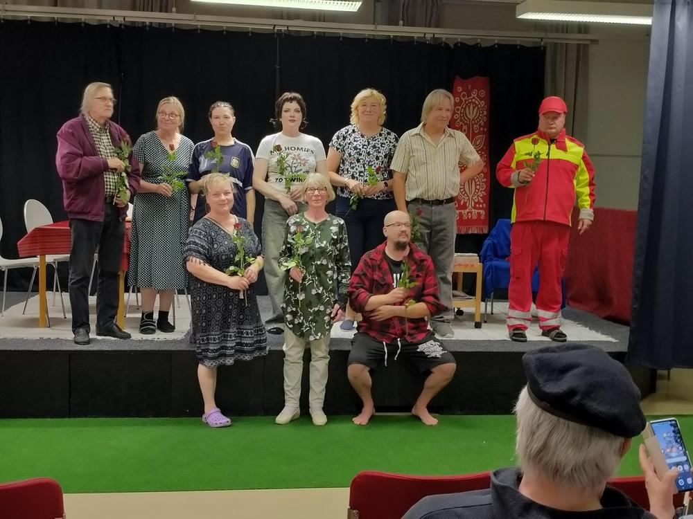 Jarmo, Tiina, Tanya, Maria, Anne, Ismo, Tommi
Edessä Annukka, Päivi ja Karri