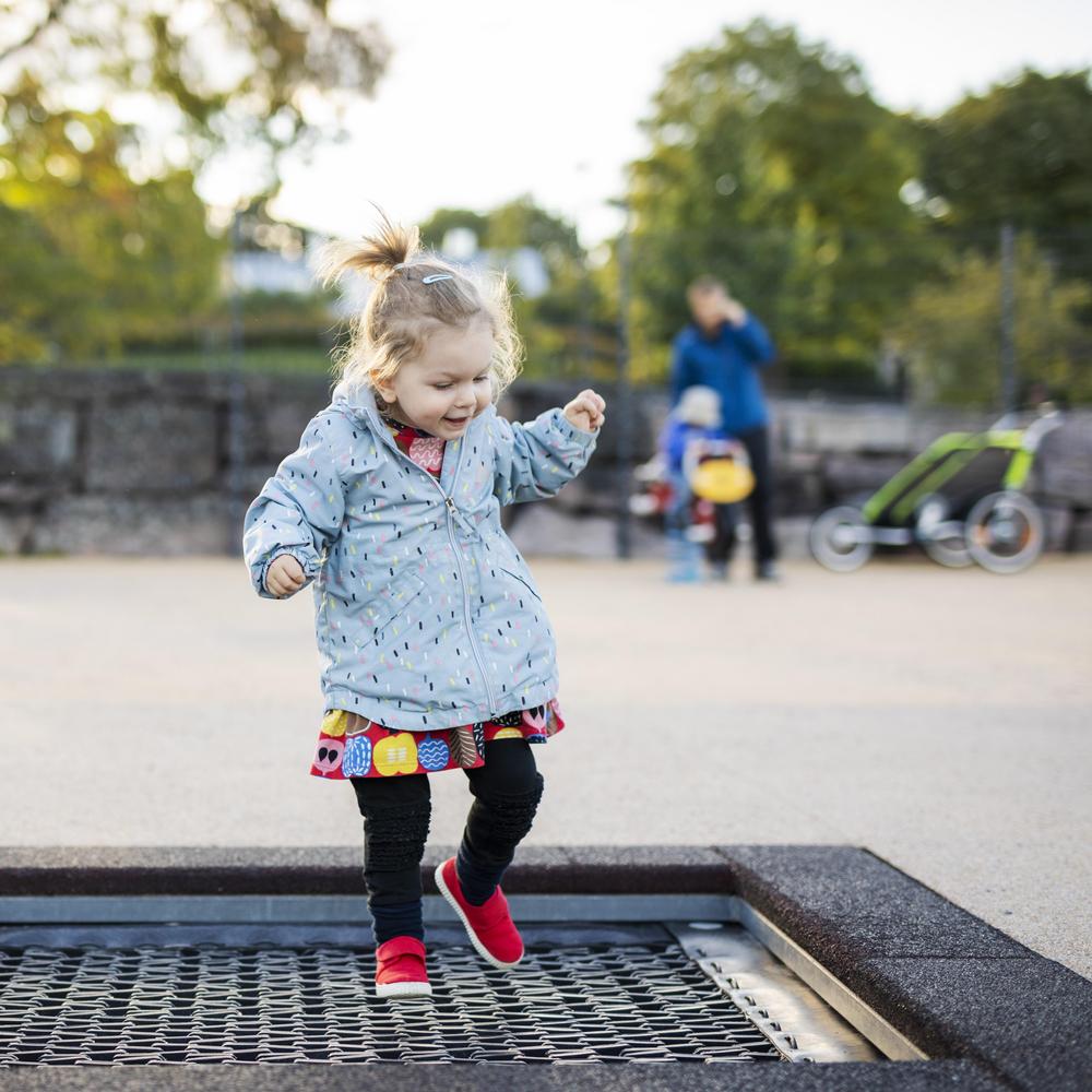 taaperolla on hauskaa leikkipuistossa