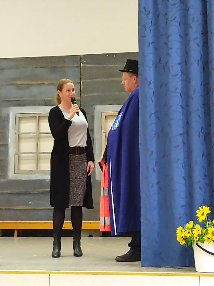 Kylähullu -palkinnon saanut Jukka Naukkarinen tilaisuudessa sisätiloissa.