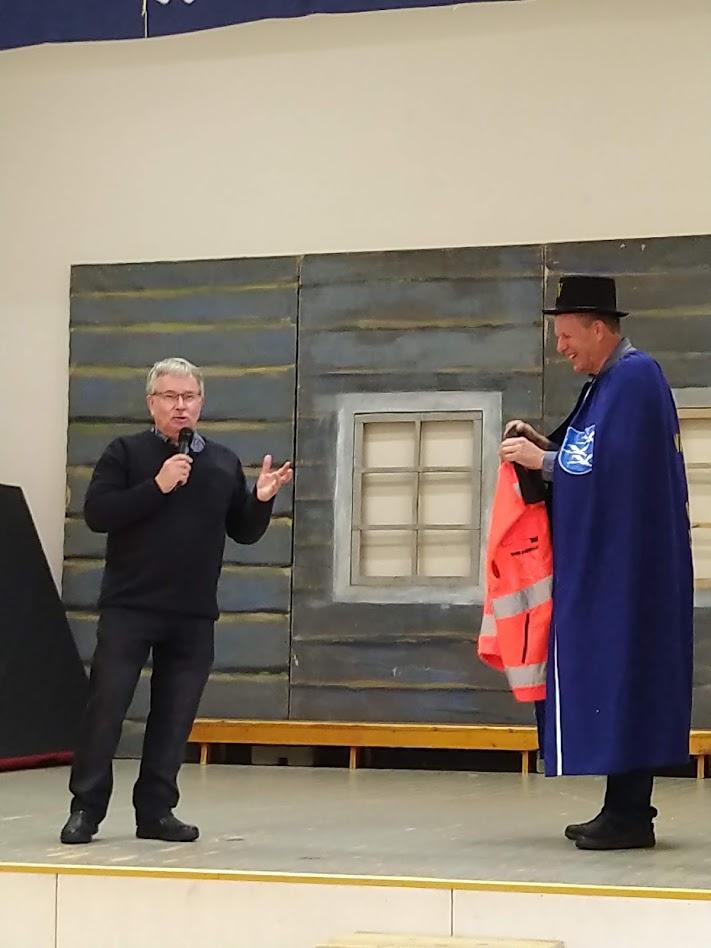 Kylähullu -palkinnon saanut Jukka Naukkarinen tilaisuudessa sisätiloissa.