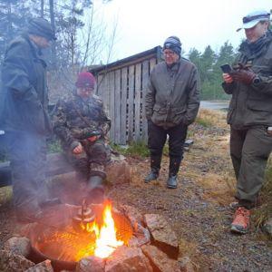 Metsästäjiä nuotiolla.