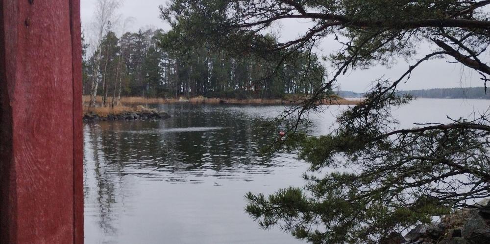 Syksyinen maisema venevajan nurkalta.