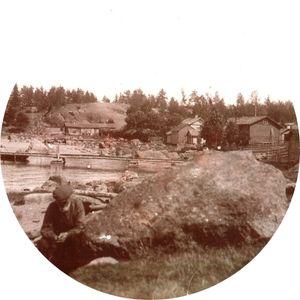 Vanha kuva saaren kylän saaren rannasta. 