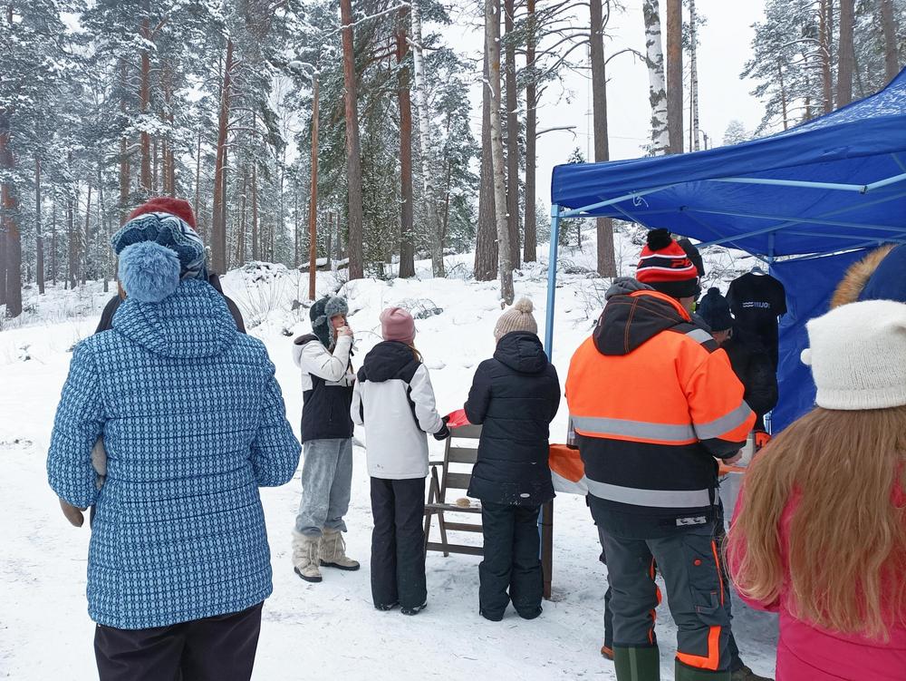 Tammenkallion pulkkamäki on monen osoite laskiaisena. Paikalla on myös Kyläyhdistyksen buffet virkistykseen.