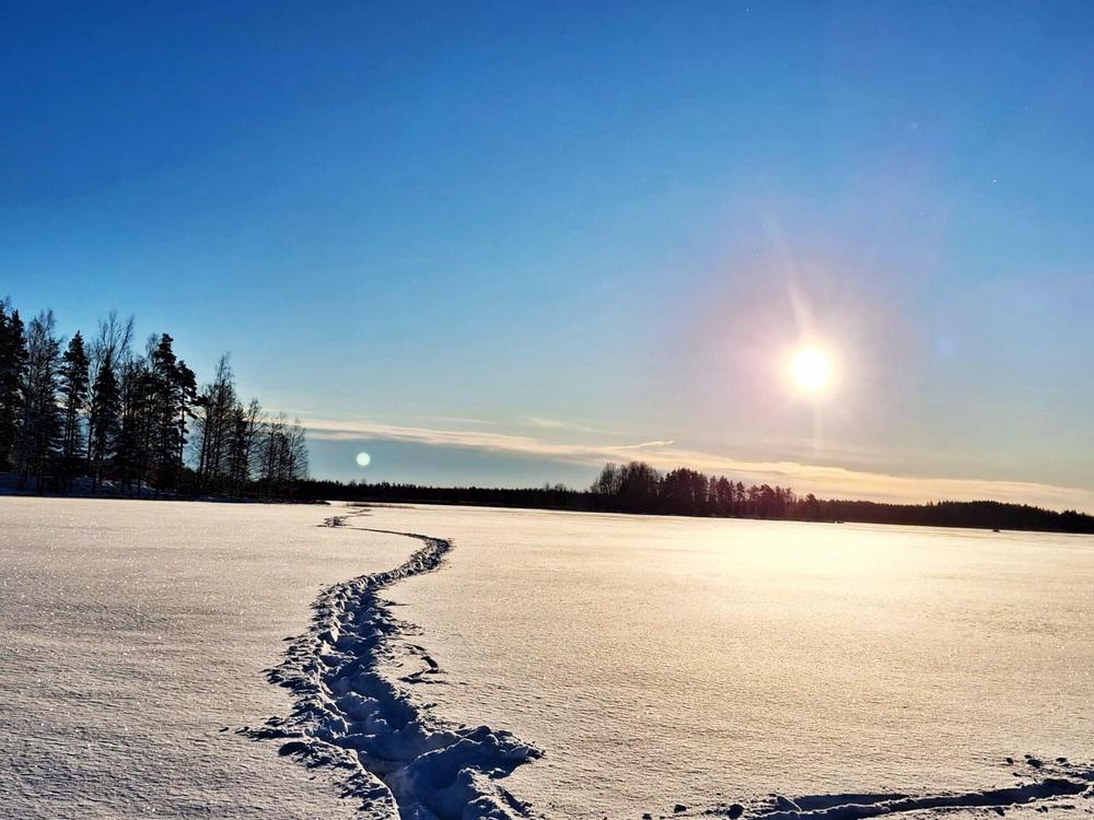 Kulkijan jättämä polku Tammijärven jäällä