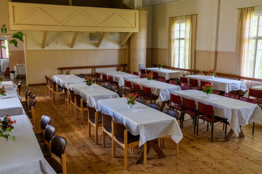 Seuratalon sali juhlakattauksessa