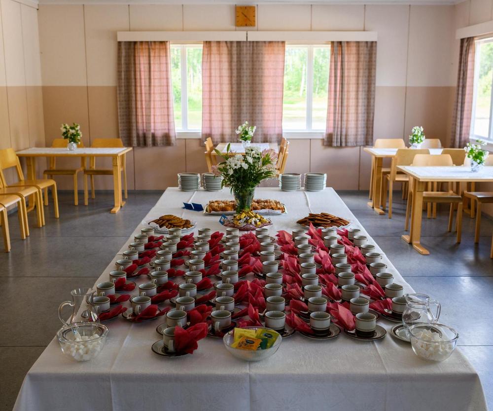 huonekaluja ja astioita