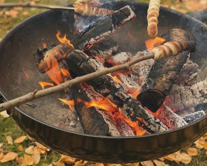 Kuvassa näkyy kuinka kolme ihmistä pelaa bingoa. Kesäinen kuva Tuokiotuvalta.
