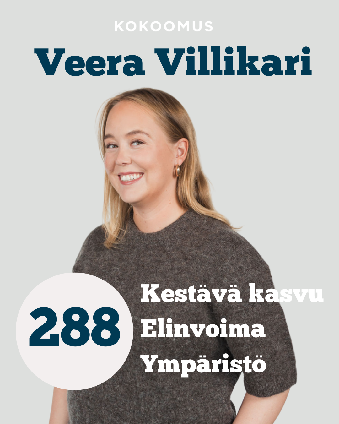 Nuori nainen seisoo rannalla. Vaaleat hiukset liehuvat tuulessa. Taustalla hiekkaranta, järvenpohja ja metsää.