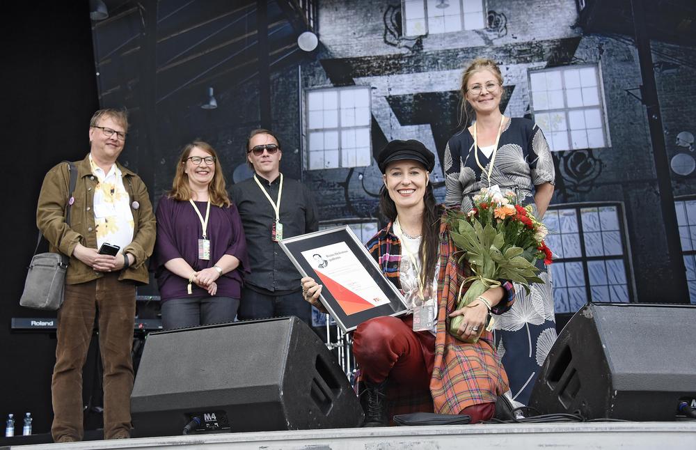 Kuvassa Mariska saa Reino Helismaa -palkinnon. Kuvaaja: Kari Hulkko.
