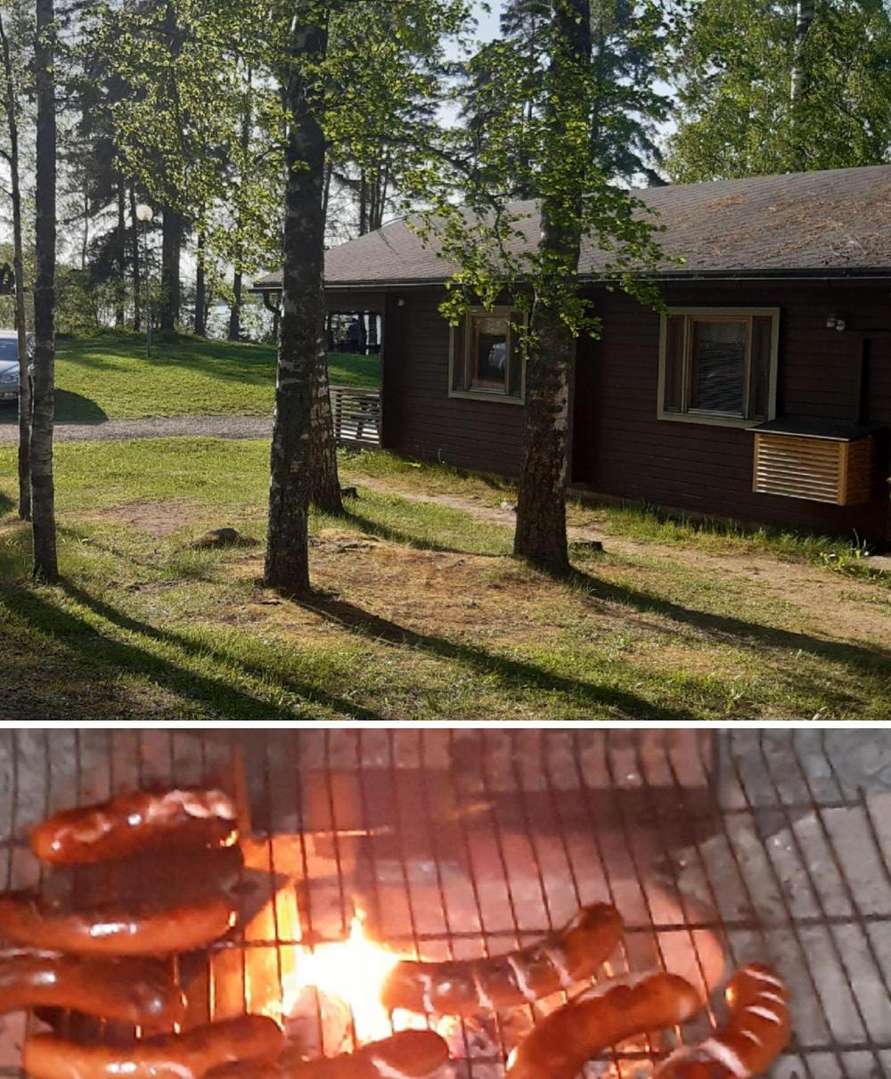 Kaksiosainen kuva. Kuvassa yllä mökki järven rannalla, koivikkoa ympärillä. Kuvassa alla kypsät makkarat grillitulilla.
