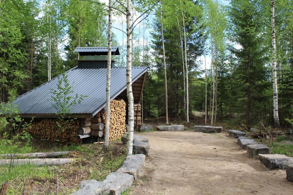 Kuvassa on kankaisten kyläseuran laavu joka sijaitsee kankaisten kylällä aivan Kankaisten kyläkoulun vieressä. Laavun ympärillä on puita ja laavun edustalla isoja kiviä aseteltuna riviin. Isot kivat ovat peräisin vanhan kyläkoulun sokkelista.