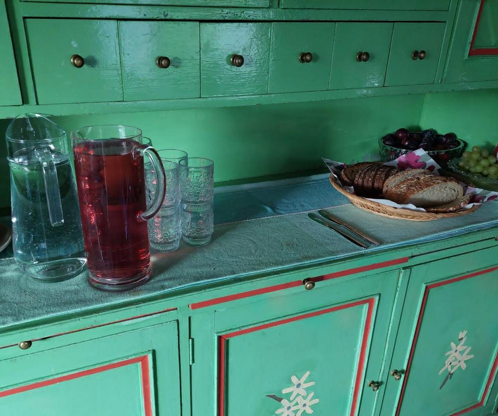Vihreän kaapin päällä on ruokajuomia ja leipää.