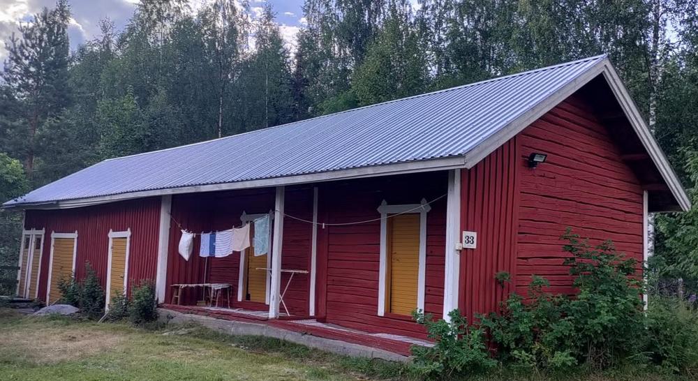 Punainen pitkähkö aitta.