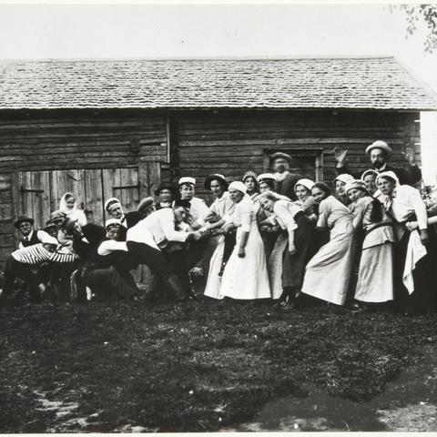 Köydenveto menossa Kiteen nuorisoseuran rääppiäisissä. Kimy-Kustannus, kustantaja 1918