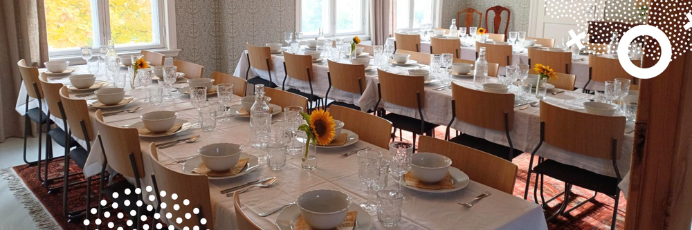 Kuvituskuva. Juhlakattauksia pitkillä pöydillä.