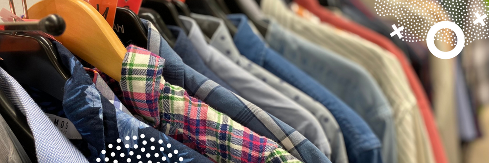 Kuvituskuva. Vaatteita henkareissa vaaterekissä.