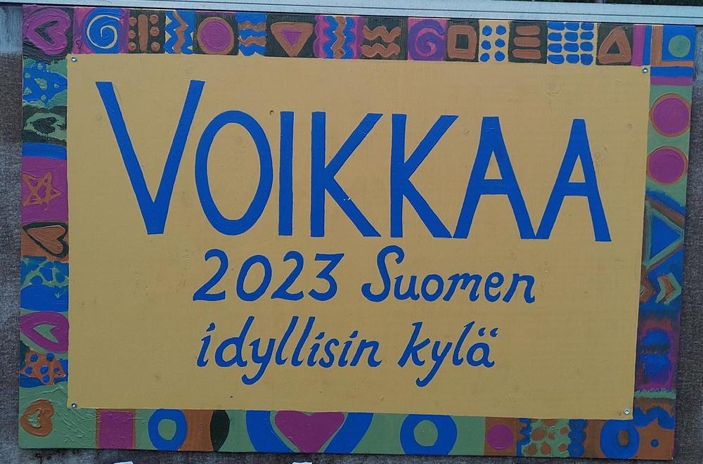 Kuva kyltistä jossa lukee Voikkaa Suomen idyllisin kylä 2023