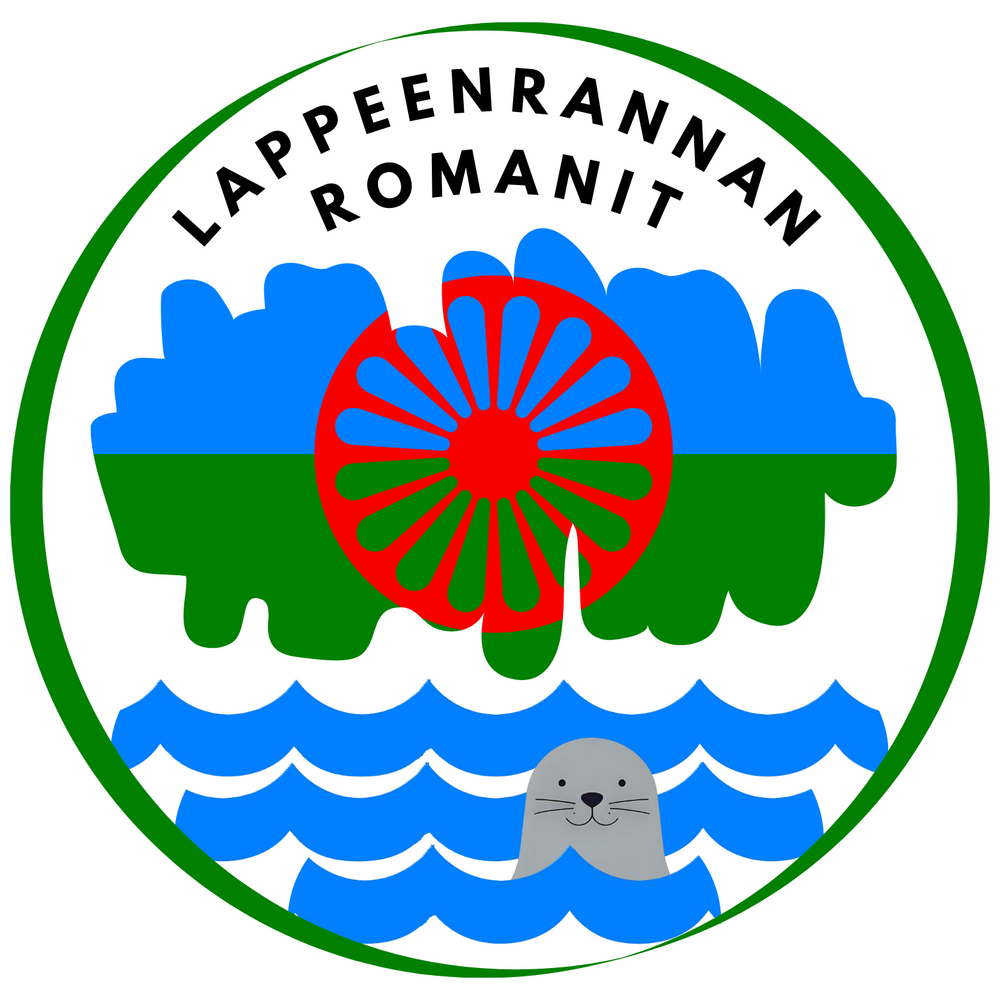 Kuvassa on teksti Lappeenrannan Romanit ry. Tekstin alla visuaalinen kuva Romani -lipusta. Kuvan alareunassa on Saimaan aaltoja ja hymyilevä Saimaannorppa kurkistaa aalloista.