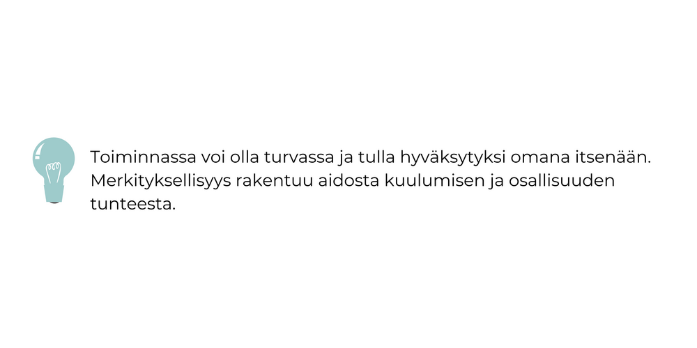Lapsi makaa maassa mahallaan ja tutkii suurennuslasilla sammalta.