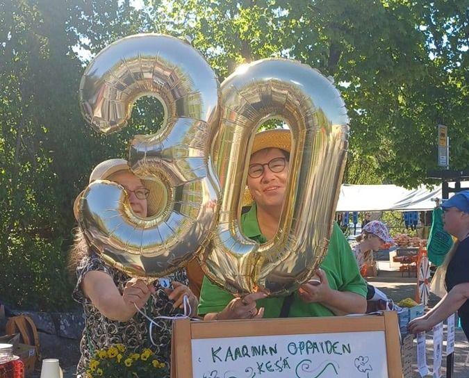 Lea Heinonen-Eerola ja Eila Repo juhlistamassa 30-vuotiasta yhdistystä Piikkiö Päivä-tapahtumassa.