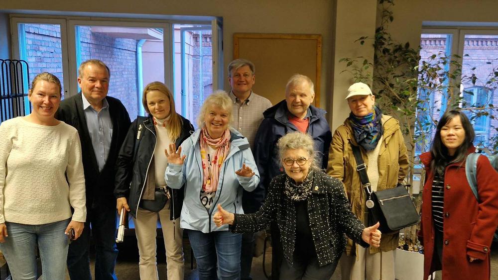 Lions Club Merileijonien perustajajäsenet yhteiskuvassa klubin perustamistilaisuudessa keväällä 2026.