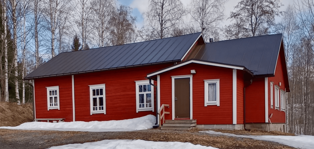 Vanha punavalkoinen puutalo, joka toimii Saarivaaran Nuorisoseurantalona