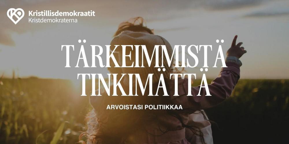 Lapsi juoksee pellolla. Kuvassa teksti: Kestävä tulevaisuus – arvoistasi politiikkaa.